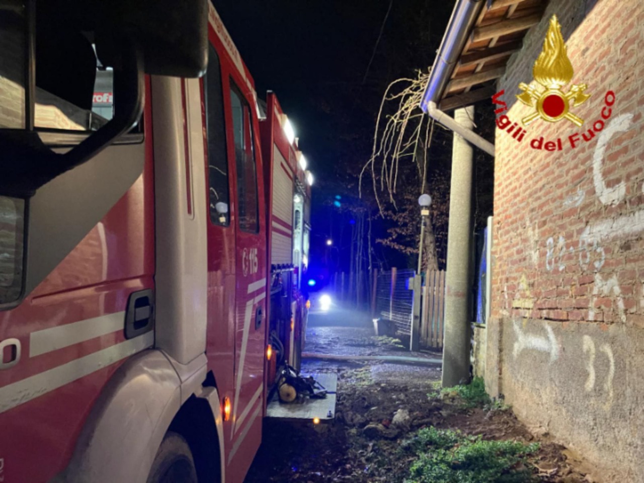 A fuoco il tetto di un’abitazione: intervengono, a fatica, i pompieri