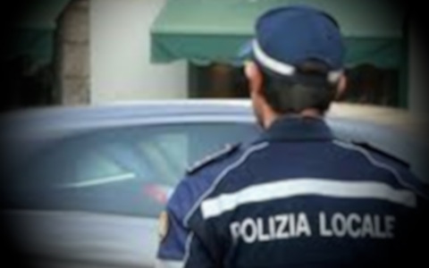Agente di Polizia Locale soccorre una donna in stato confusionale