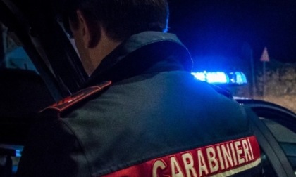 Aggredisce l’adetto della sicurezza e cerca di scappare: 49enne arresato per rapina impropria