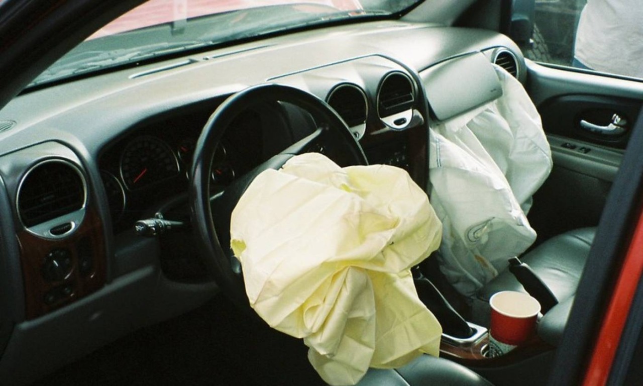 Airbag Takata a rischio esplosione: nuova campagna di richiamo. Tutti i veicoli coinvolti e come scoprire se c’è pure il vostro
