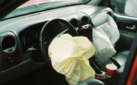 Airbag Takata a rischio esplosione: nuova campagna di richiamo. Tutti i veicoli coinvolti e come scoprire se c’è pure il vostro