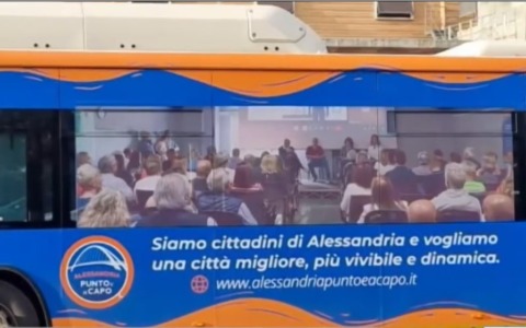 Alessandria Punto e a capo, dagli autobus un messaggio alla città