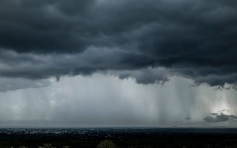 Allerta meteo a Livorno per piogge, venti forti e mare agitato