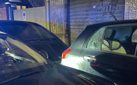 Ancora spari, colpi contro un’ auto in via dei Garofani