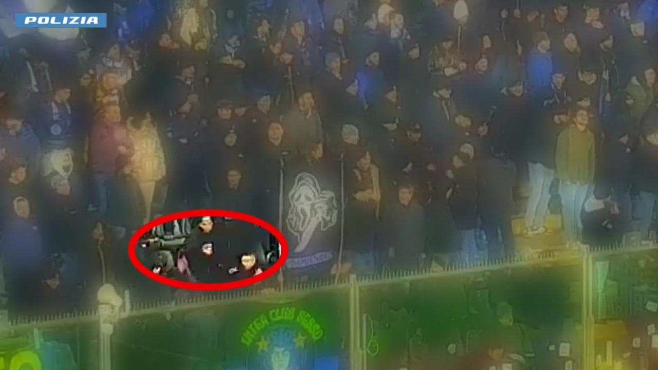Arrestato il tifoso dell’Inter che ha lanciato il petardo contro il portiere della Cremonese: è un 19enne dei Viking