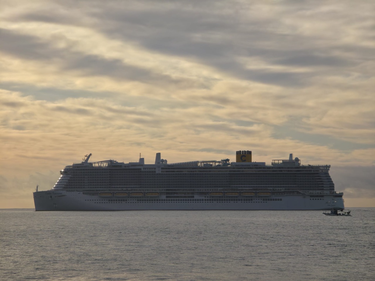 Arrivata in rada la Costa Toscana, stasera i fuochi d’artificio
