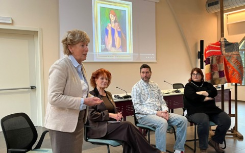 Arte e comunità a Officina Badoni: il quadro che parla al pubblico e celebra la forza delle donne