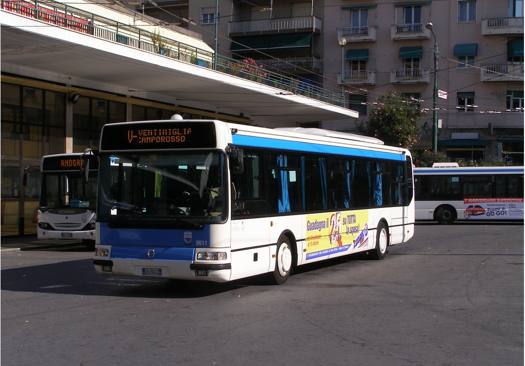 Autista della Riviera Trasporti aggredito in autostazione a Sanremo