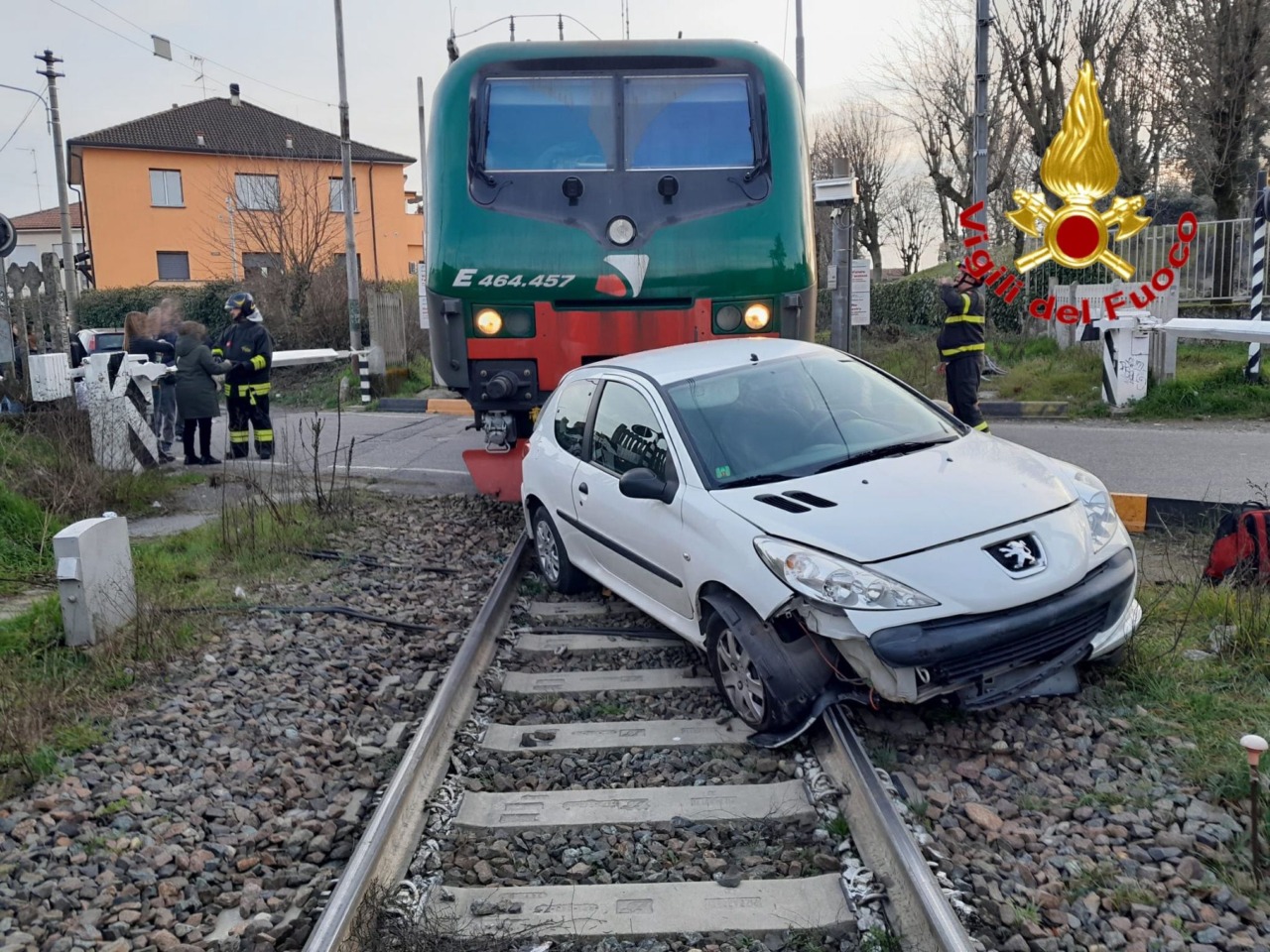 Auto con coppia di anziani colpita da un treno