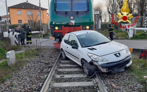 Auto con coppia di anziani colpita un treno