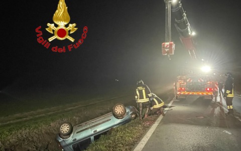 Auto finisce nel fossato e si ribalta: ferito un 40enne poi trasportato in ospedale