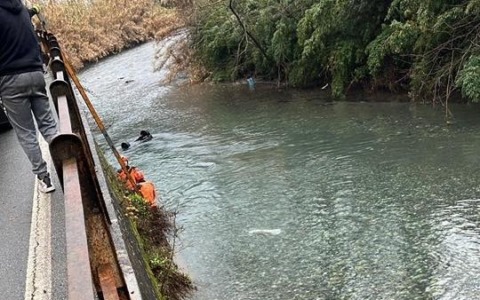 Auto finisce nel torrente Graveglia, illeso il conducente