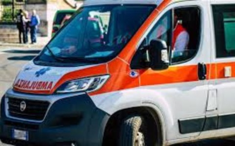 Auto fugge ad un controllo stradale dei Carabinieri e va a sbattere contro un’automobile: morta una donna di 89 anni