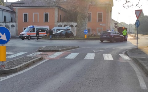 Auto si schianta contro la rotonda, tre giovanissimi in ospedale