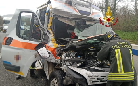 Autopalio, scontro ambulanza-camion: cinque feriti