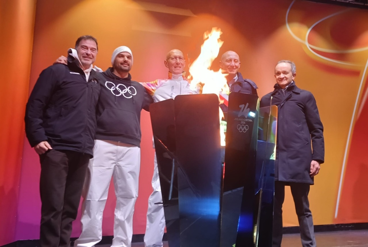 Bagno di folla a Lecco: la Fiamma Olimpica  accende i sogni