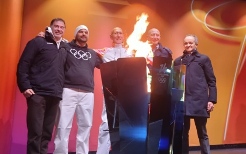 Bagno di folla a Lecco: la Fiamma Olimpica  accende i sogni