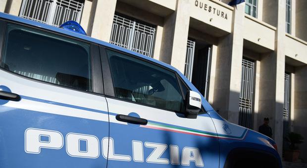 Botte e minacce alla compagna davanti ai bambini, arrestato dalla polizia