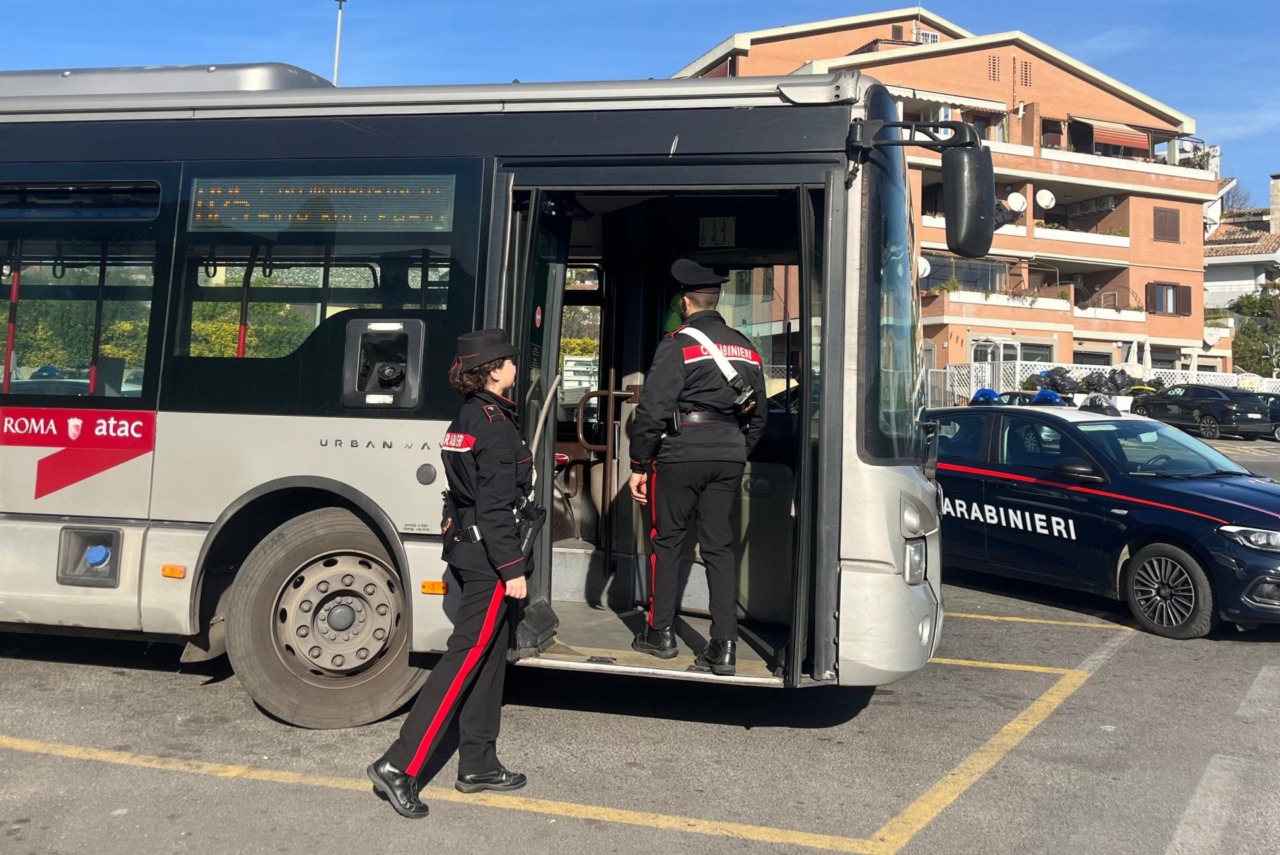 Bottiglia contro il finestrino di un autobus, caccia a tre giovani