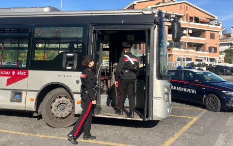 Bottiglia contro il finestrino di un autobus, caccia a tre giovani