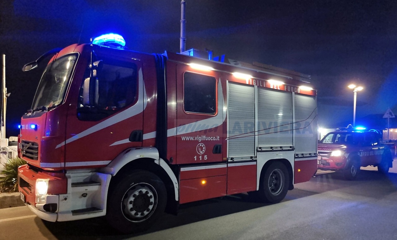 Brucia un’auto in via Dante Alighieri a Sanremo