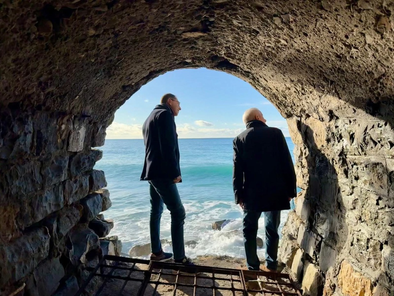 Bus elettrici nella galleria a picco sul mare per unire Diano e Imperia