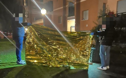 Buttato giù dall’ottavo piano di un palazzo: i Carabinieri arrestano due persone per omicidio