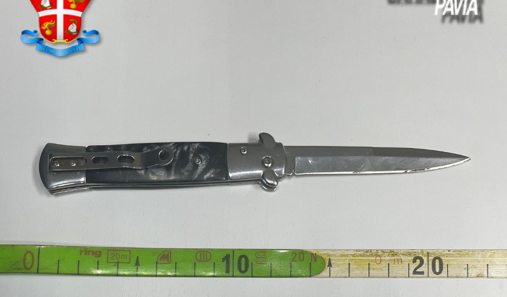 Caffè amaro a Vidigulfo: entra al bar con un coltello in tasca, incastrato dal nervosismo