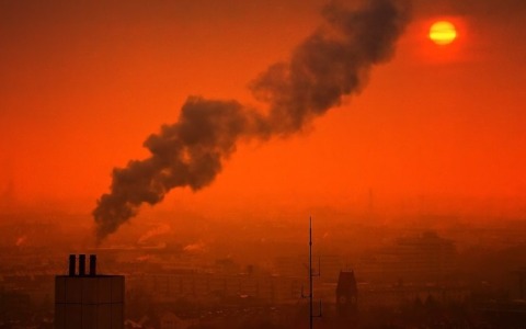 Cala l’inquinamento delle città, ma Legambiente avverte: “Nel 2030 il 53% sarà fuorilegge”