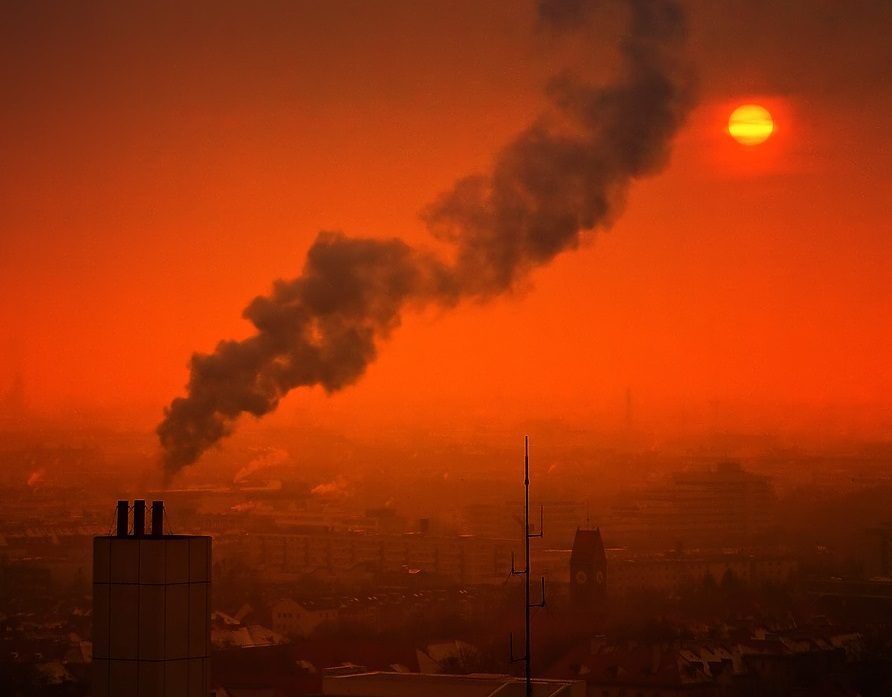 Cala l’inquinamento delle città, ma Legambiente avverte: “Nel 2030 il 53% sarà fuorilegge”