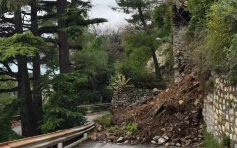 Camogli, grossa frana sulla strada per la clinica cardiovascolare