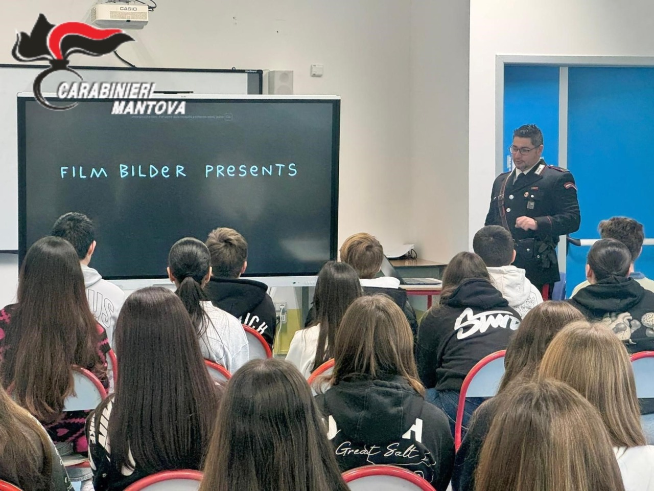 Carabinieri-docenti: i militari fanno lezione di legalità e responsabilità agli alunni di terza media