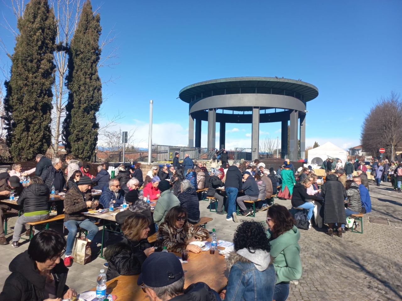 Carnevale a San Mauro, tradizionale polentata in piazza Europa baciata dal sole