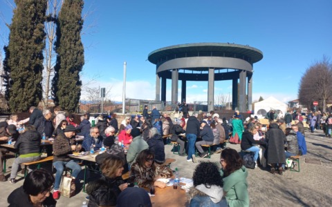 Carnevale a San Mauro, tradizionale polentata in piazza Europa baciata dal sole