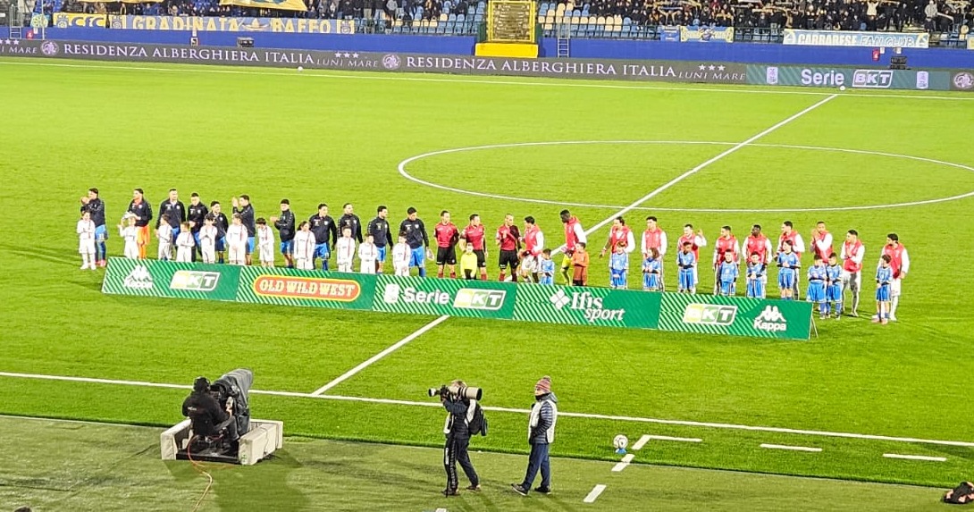 Carrarese-Monza: brianzoli corsari allo Stadio dei Marmi, la punizione di Hernani regala tre punti d’oro