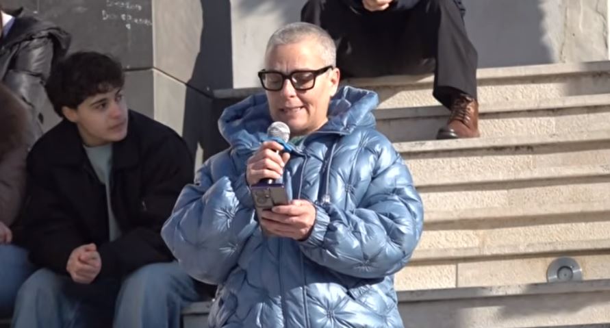 Caso Mendico, la manifestazione degli studenti. I genitori: “Condividiamo l’iniziativa dei nostri ragazzi”. VIDEO