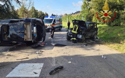 Castiglion Fiorentino, violento scontro tra due auto