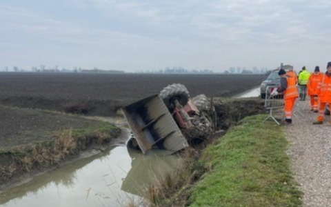 Cede il terreno e il trattore finisce ribaltato in un fosso: 28enne di Casaleone ferito nel Mantovano