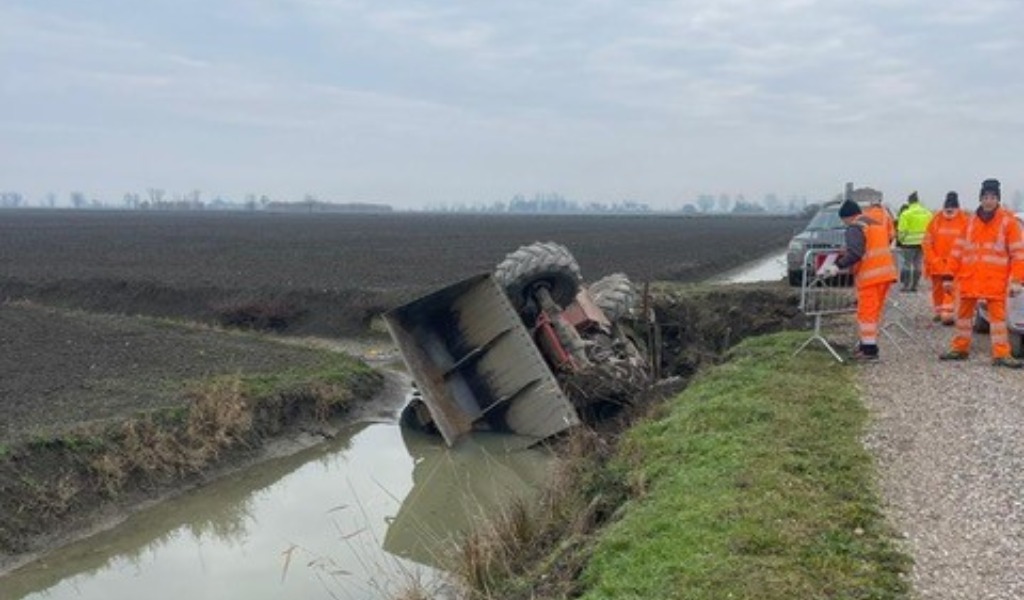 Cede il terreno e il trattore finisce ribaltato in un fosso: 28enne di Casaleone ferito nel Mantovano