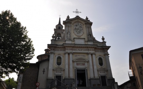 Cede piazza San Lorenzo a Castelletto d’Orba, area transennata per motivi di sicurezza