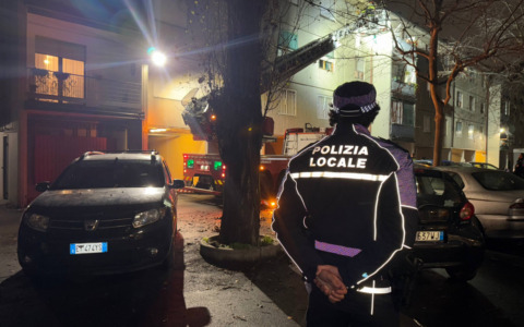 Chiusa in casa da giorni, polizia locale e i vigili del fuoco salvano una anziana