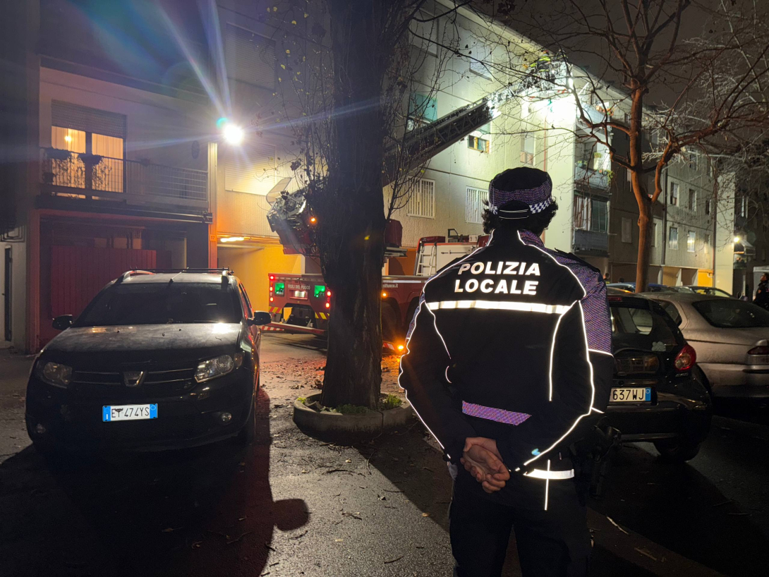 Chiusa in casa da giorni, polizia locale e i vigili del fuoco salvano una anziana