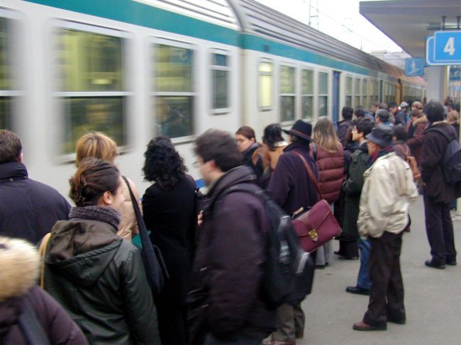 Comitato pendolari in protesta: «Ora basta, Trenitalia ci ignora. I nuovi orari sono un insulto»