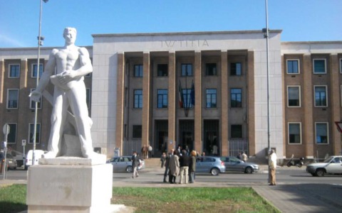 Consegna una busta gialla in tribunale, all’interno frasi contro alcuni magistrati