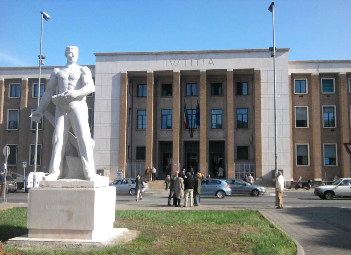 Consegna una busta gialla in tribunale, all’interno frasi contro alcuni magistrati