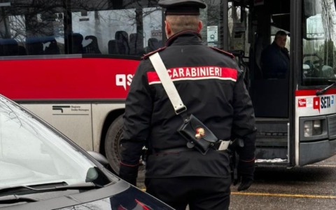 Controllore di bus aggredito e picchiato da un branco di giovani studenti