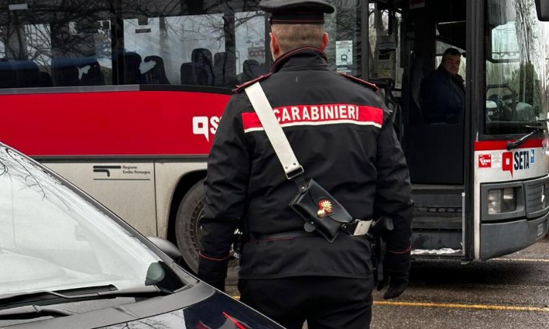 Controllore di bus aggredito e picchiato da un branco di giovani studenti
