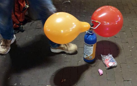 “Così ho scoperto che  mio figlio usava gas esilarante”