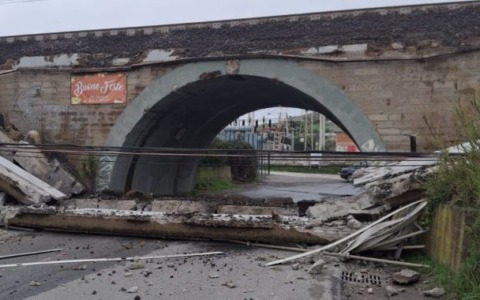 Crolla la protezione del ponte ferroviario della Vecchia Aurelia, linea interrotta