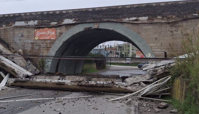 Crolla la protezione del ponte ferroviario della Vecchia Aurelia, linea interrotta